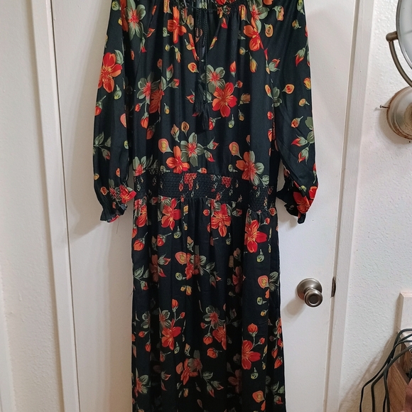 Terra & Sky Dresses & Skirts - Terra & Sky Black With Flowers Comfy Light Weight Dress.